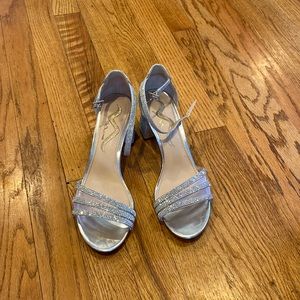 These size 8 heels are in amazing condition.